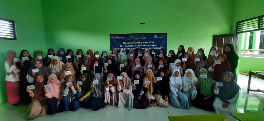 Penyerahan Buku Rekening dan ATM KIP Kuliah Usulan Masyarakat