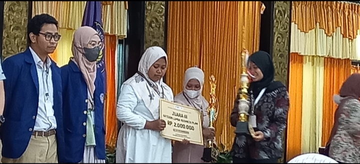 Mabruk, Selama Bulan Nopember, Dua Mahasiswi IST Annuqayah Ini Raih Dua Kejuaraan di Ajang Lomba Berbeda