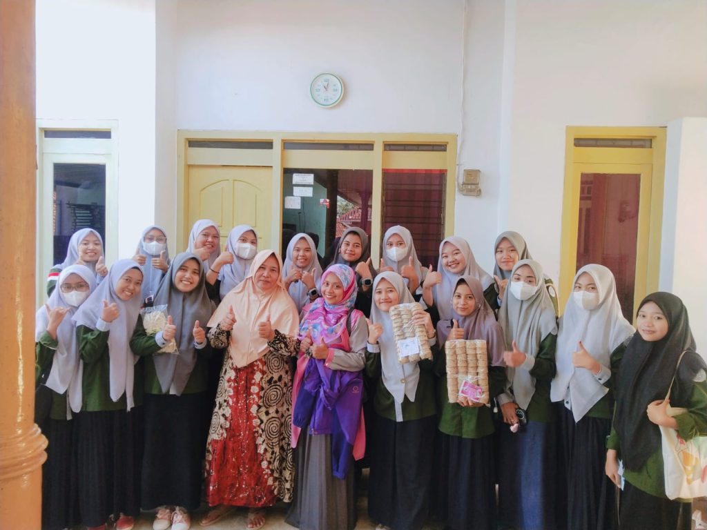 Tanamkan Jiwa Entrepreneurship Sejak dini, Mahasiswi Prodi Biologi Semester VI Adakan Kunjugan Ke UMKM di Pragaan