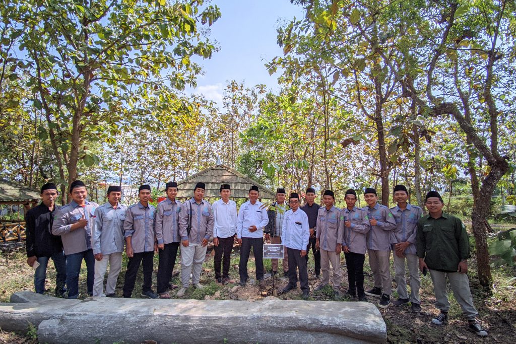 Warek 1 IST Annuqayah Ajak Hijaukan Kampus dengan Tanam Pohon