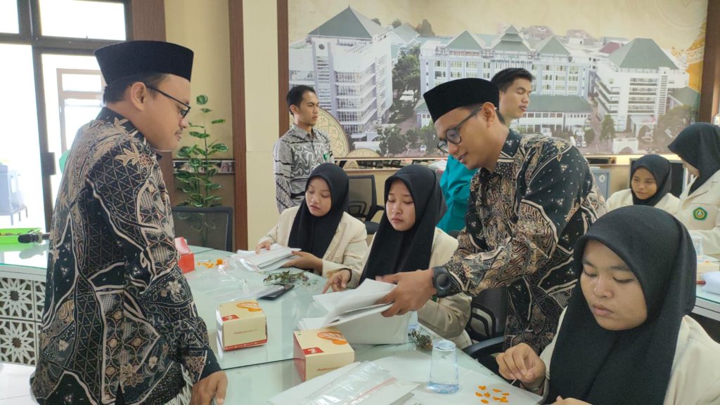 Mahasiswi Biologi F-MIPA IST Annuqayah Praktikum Herbarium Tumbuhan di FMIPA UNISMA