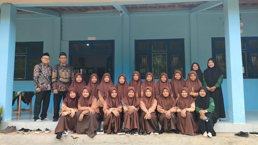 Prodi Biologi FMIPA Universitas Annuqayah Gandeng SMA Terpadu Insan Hanifa Sumber Payung Ganding dalam Pembuatan Herbarium Tumbuhan