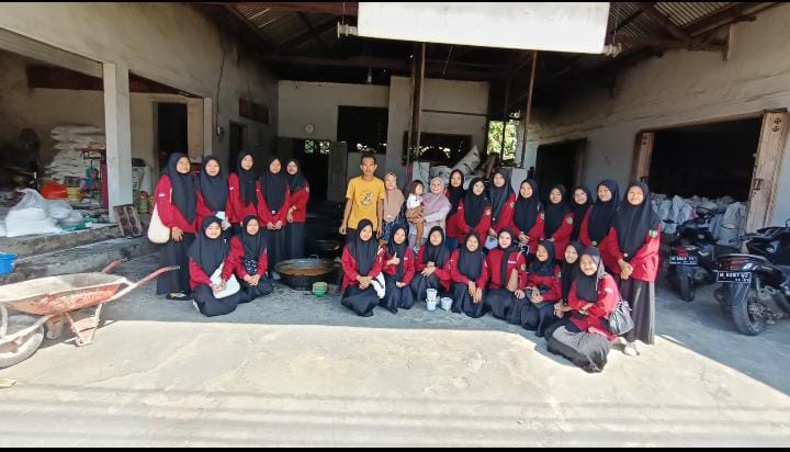 Observasi Bisnis Usaha Kreatif Mahasiswi Biologi Semester VI Kunjungi UMKM Pengelolaan Gula Merah di Pragaan