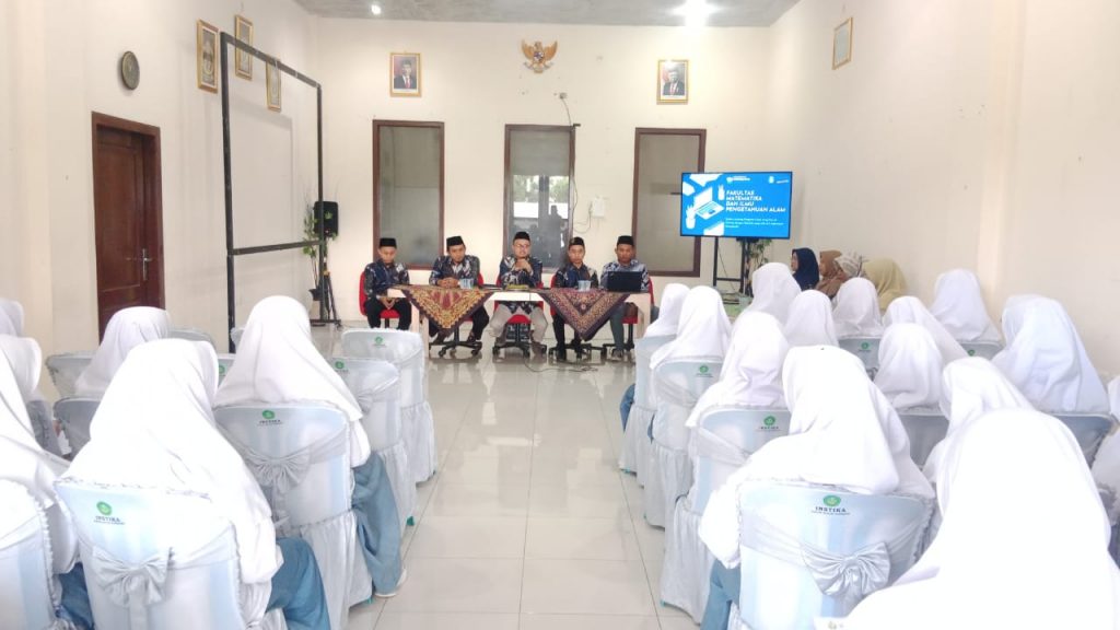 Sharing Bersama Pengelola, Puluhan Siswa SMA 3 Annuqayah Kunjungi Laboratorium MIPA Universitas Annuqayah