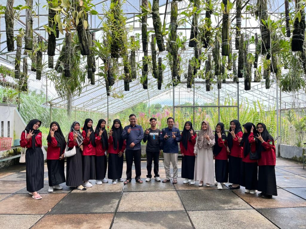 Pelajari Budidaya Tanaman Anggrek, Mahasiswi Biologi Angkatan 2021 Kunjungi DD Orchid Nursery Kota Batu.