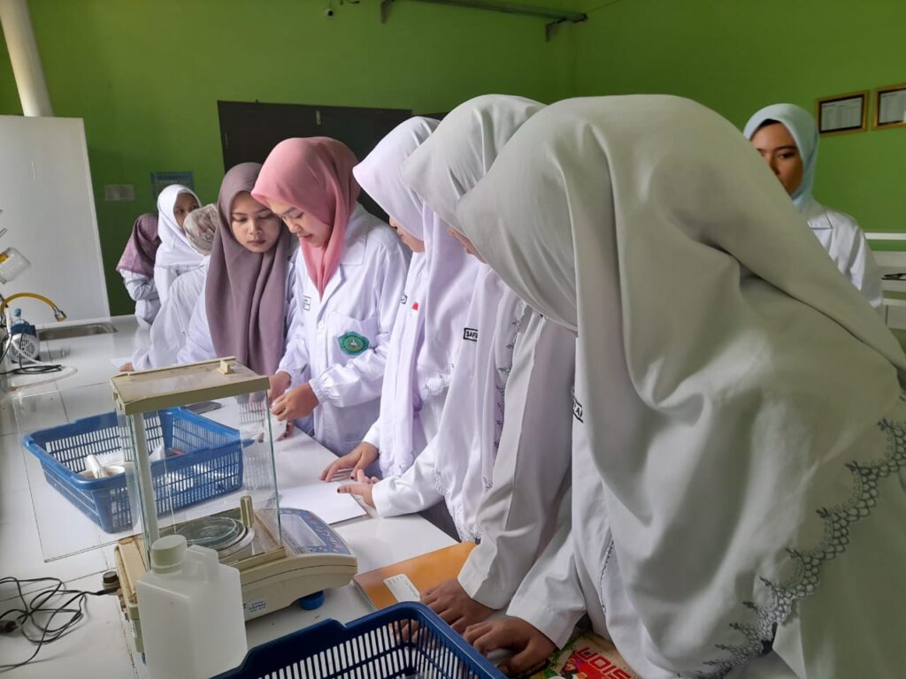 Kunjungan Edukatif MA Insan Generasi Islami Waru Pamekasan ke Laboratorium Terpadu MIPA Universitas Annuqayah