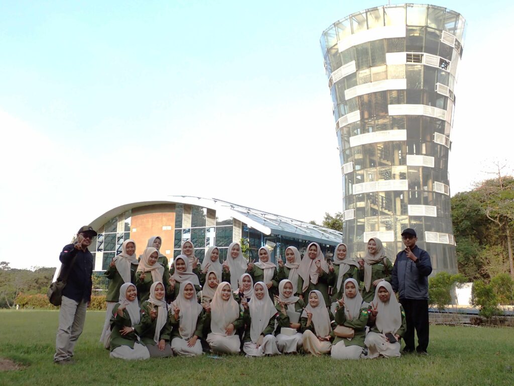 Mengenal Keanekaragaman Tumbuhan Nusantara: Mahasiswa Semester IV Biologi Universitas Annuqayah Gelar Praktikum Outdoor di Kebun Raya Purwodadi