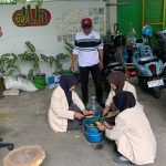 Mahasiswa PKL Fakultas Saintek UA Ikuti Praktik Pembuatan Eco Enzim di DLH Pamekasan