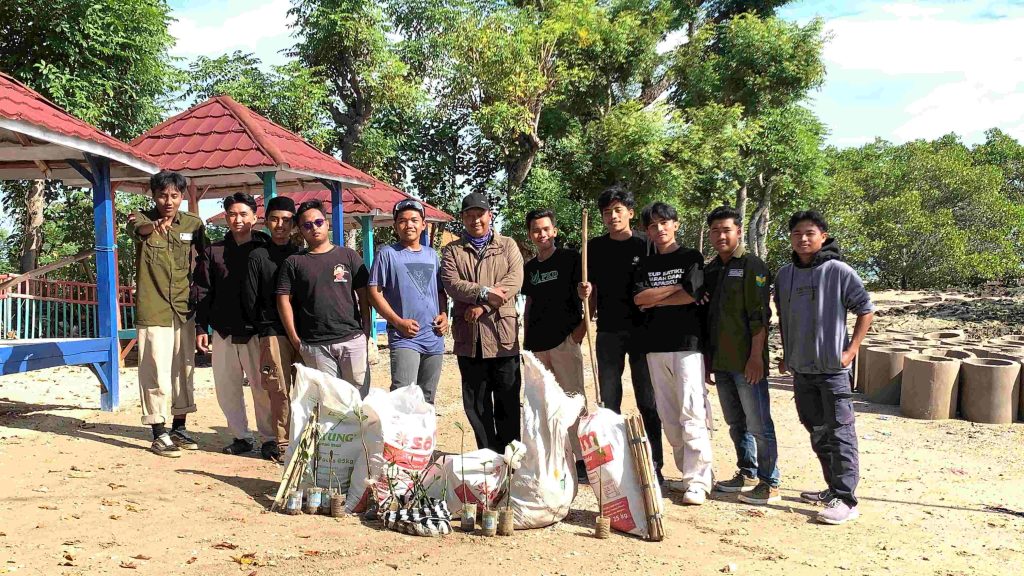 Mahasiswa Biologi Semester VI Perkuat Konservasi Ekosistem Pesisir Melalui Monitoring dan Penanaman Mangrove