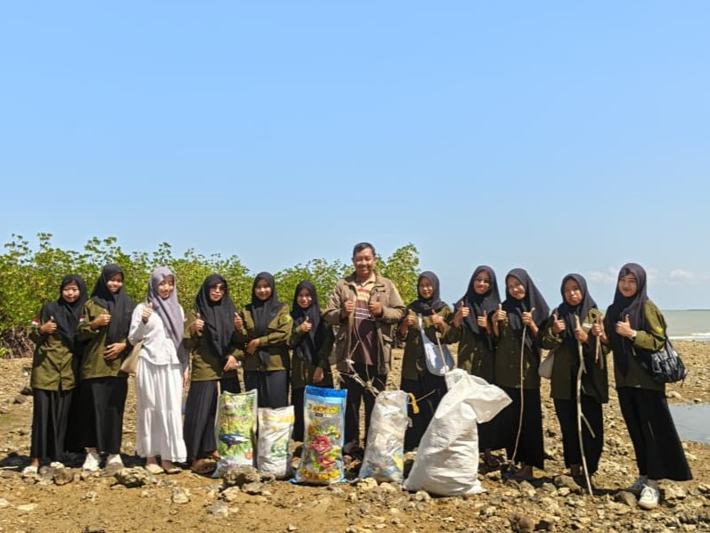 Revitalisasi Pesisir Desa Karduluk, Mahasiswa Biologi Universitas Annuqayah Lakukan Monitoring dan Penanaman Mangrove